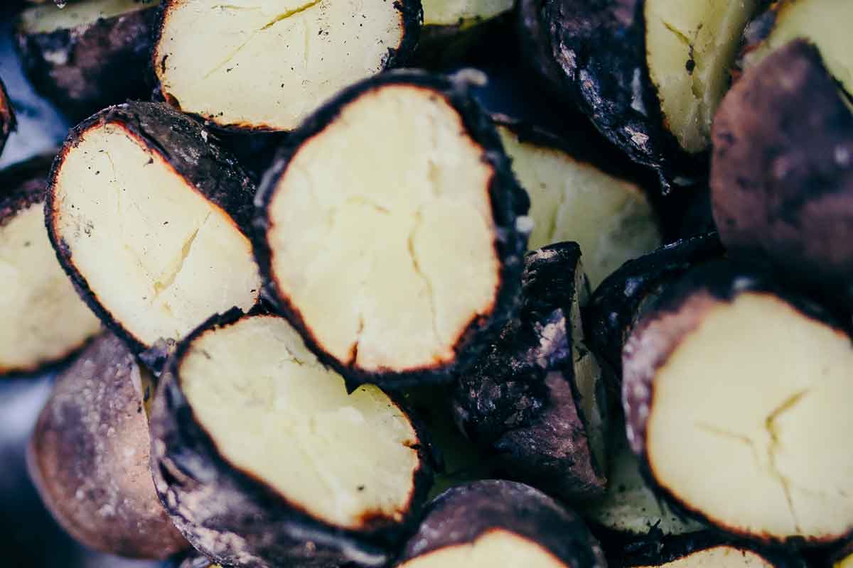 Ugunī cepti kartupeļi ar skābā krējuma, plaucētu nātru un skābeņu mērci